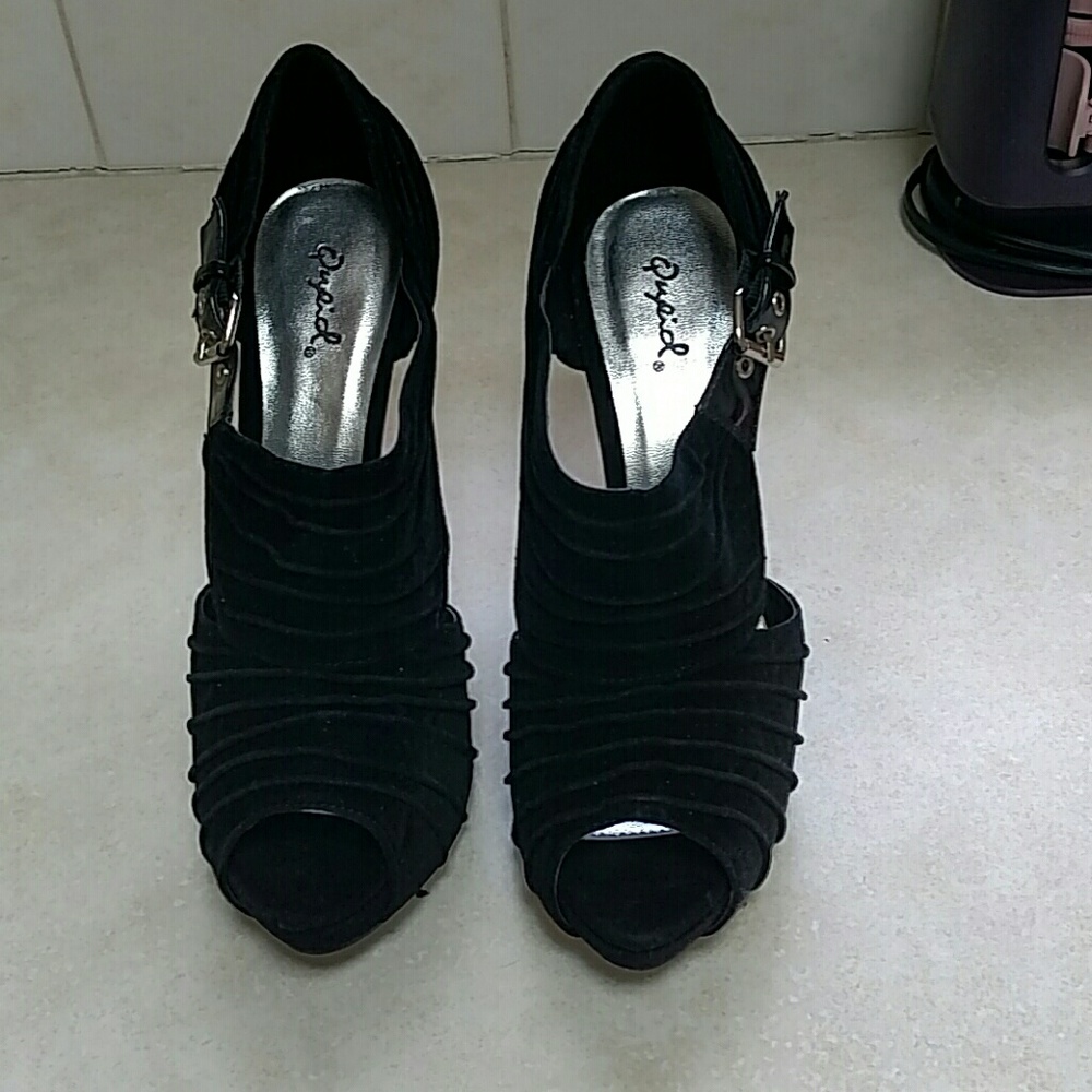 NWOT, Cute pleated velvet peep toe platform shoes